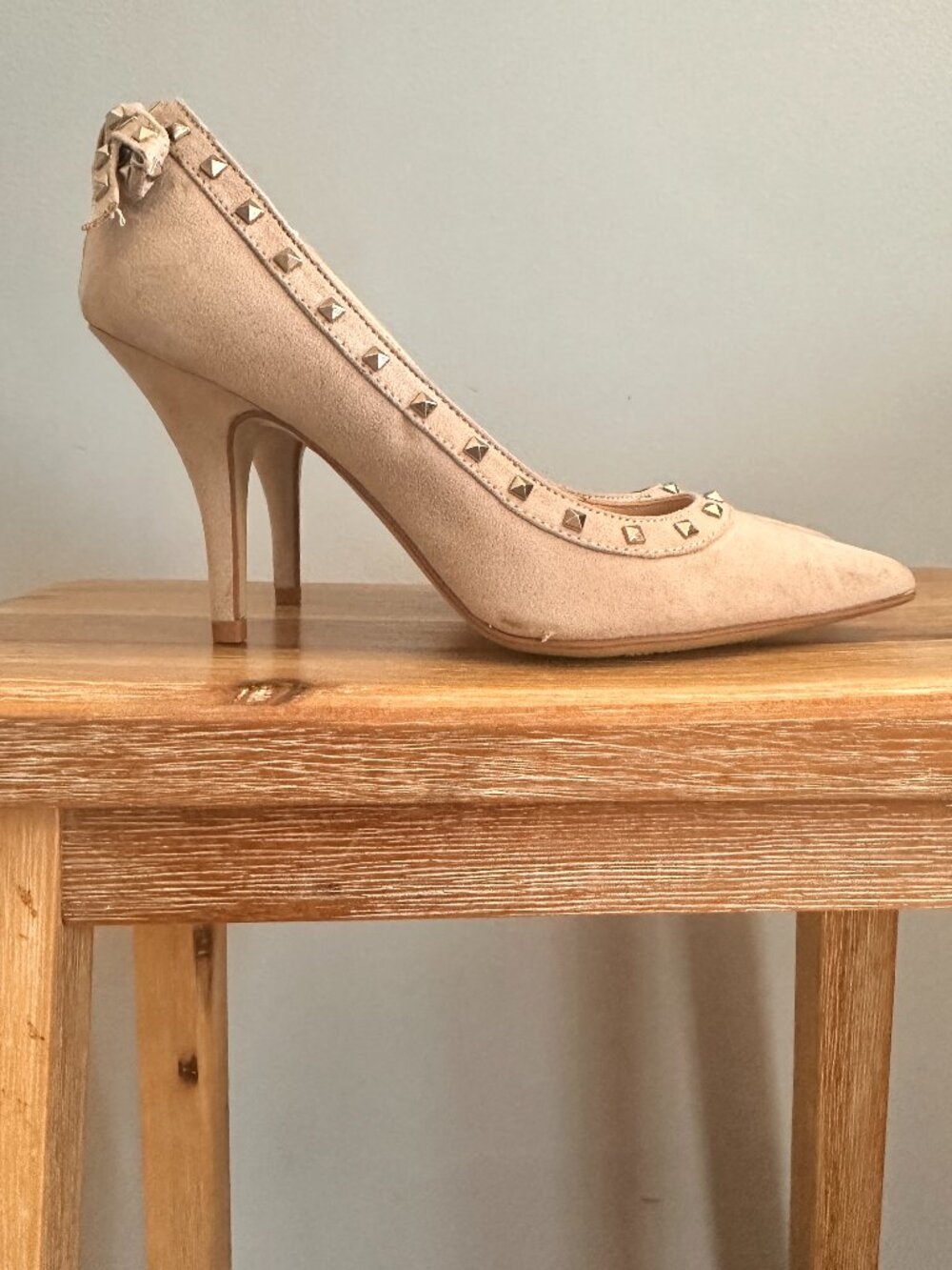 ELLE Studded Faux Suede Pumps Stud Bow Heels Size 5.5